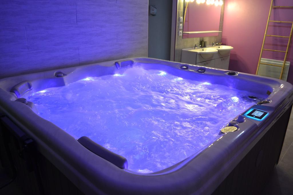 Au Coeur Du Bien-Etre, Gite Avec Piscine Chauffee Et Couverte, Spa, Sauna, Massages Monteaux Zewnętrze zdjęcie